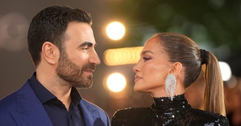 Are J.Lo and Brett Goldstein dating?